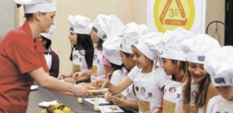 Los niños tienen que acostumbrarse desde pequeños a los buenos hábitos para comer. / Efe