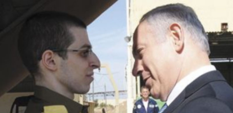Benjamin Netanyahu saluda al soldado Shalit a su llegada al aeródromo israelí de Tel Nof. / Efe.