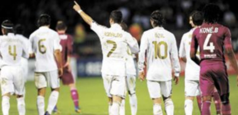 Cristiano Ronaldo celebra uno de sus goles marcados al Olympique de Lyon durante el partido de la Liga de Campeones disputado el pasado miércoles. / EFE