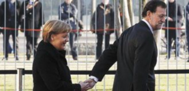 Angela Merkel y Rajoy protagonizaron esta semana una curiosa instantánea al acceder a la Cancillería. / Reuters
