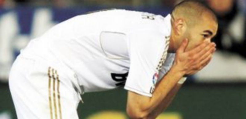 Mourinho pierde a Benzema 1 El atacante galo se tuvo que retirar del terreno de juego del estadio Luzhniki cuando aún no se había cumplido el cuarto de hora de partido. / Reuters