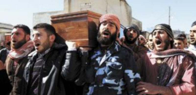 Varios miembros del Ejército Libre Sirio portan el féretro de uno de sus compañeros caídos durante la defensa de Baba Amro. / Reuters.