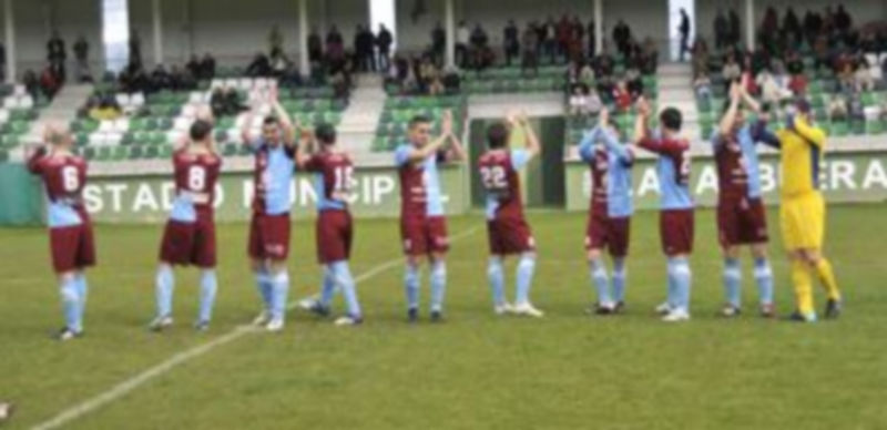 Los jugadores de la Segoviana aplauden a los aficionados a su salida al campo para disputar uno de los encuentros en Segunda B./ Juan Martín.