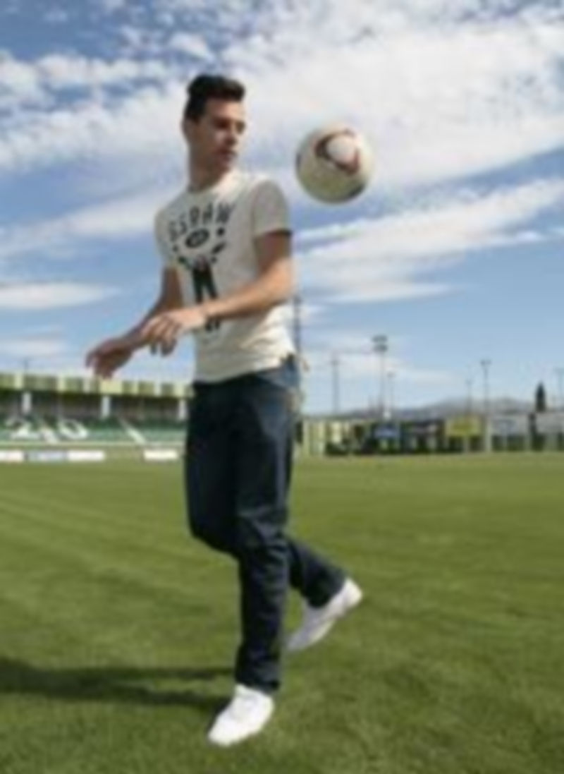 Borja realiza ejercicios con la pelota antes de su presentación. / Lara Mazagatos