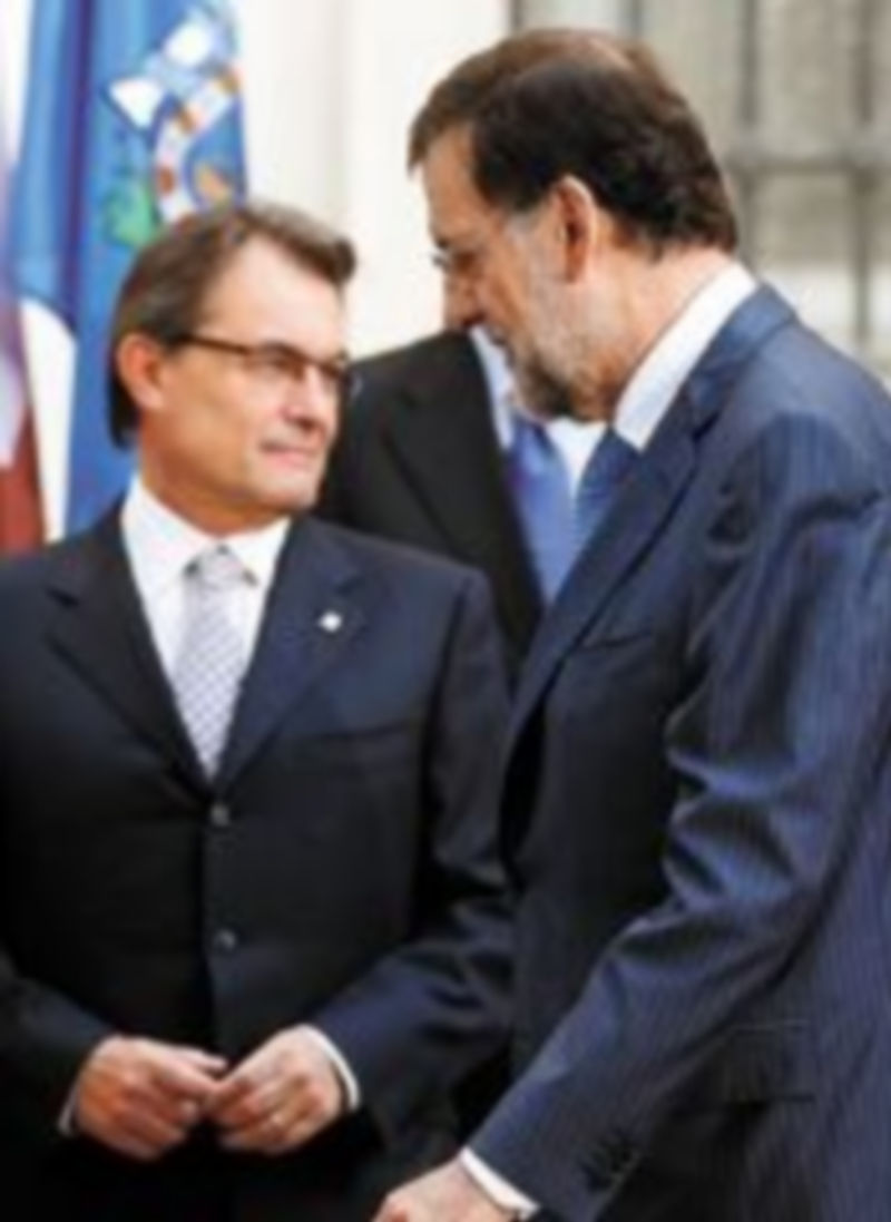 Rajoy pasa por delante de Mas durante la Conferencia de Presidentes. / Reuters