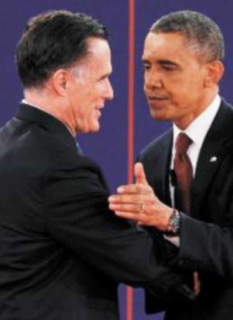 Romney y Obama se saludan antes del segundo debate electoral. / Reuters