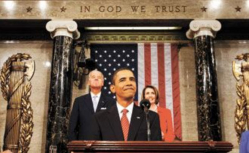 Obama pronuncia su discurso flanqueado por el vicepresidente