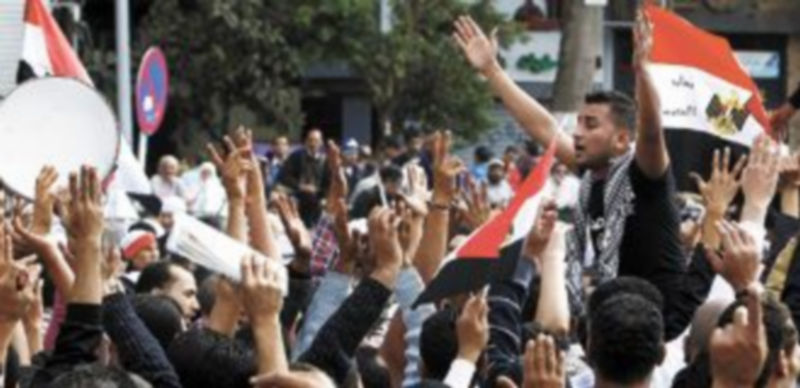 Miles de egipcios se concentran en la plaza Tahrir para protestar contra las últimas medidas puestas en marcha por Mursi. / Reuters