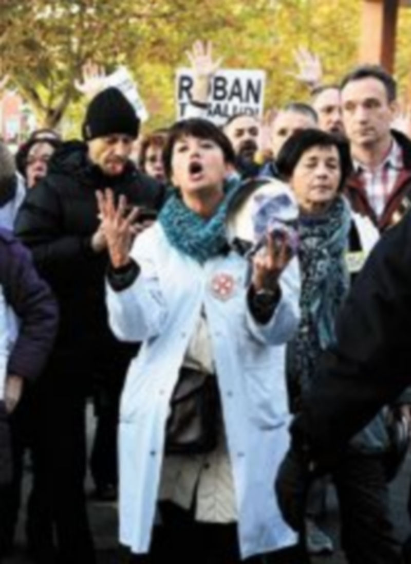 Miles de ‘batas blancas’ se manifiestan en Madrid contra los ajustes. / Reuters