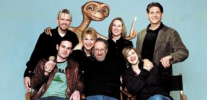 Steven Spielberg posa con el reparto de la cinta