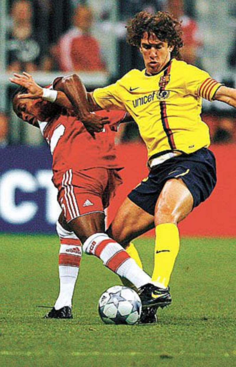 Puyol defiende el esférico ante la oposición de Ze Roberto. / REUTERS