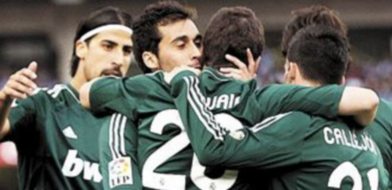 Los jugadores visitantes festejan el tanto de Higuaín. / J. Etxezarreta (Efe)