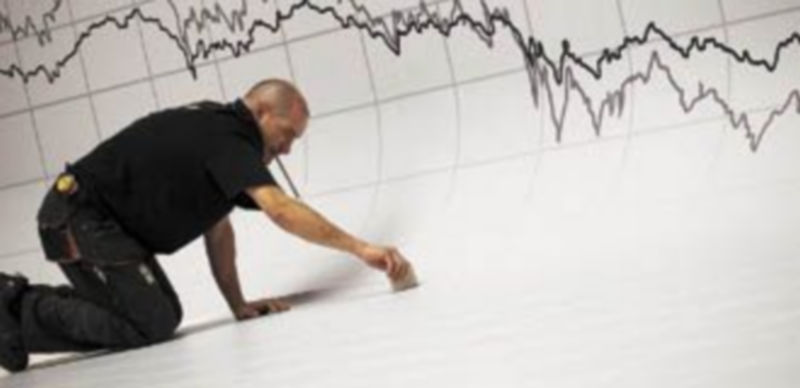 Un empleado da los últimos retoques a una especie de escenografía