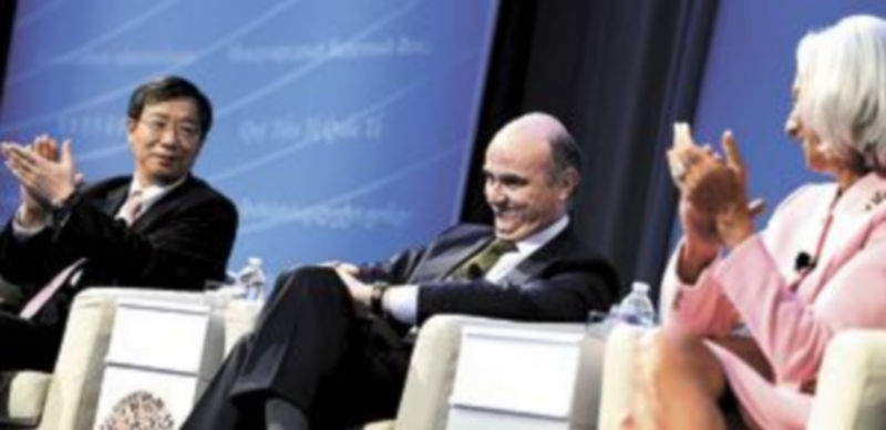 El vicegobernador del Banco Popular de China (i) y la directora del FMI aplauden la intervención de De Guindos. / Efe