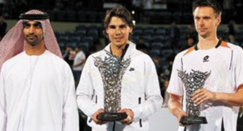 Rafa Nadal y Robin Soderling posan con sus respectivos trofeos. / EFE