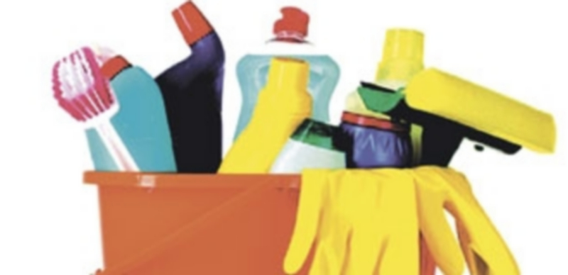 Un trabajador recoge sus objetos personales en una caja de cartón antes de abandonar definitivamente su puesto de trabajo.