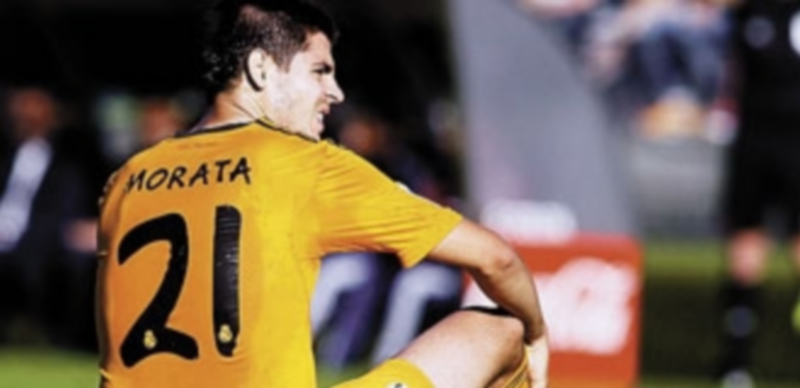 Morata se duele en el gemelo tras un encontronazo con la zaga local. / M.V. (Reuters)