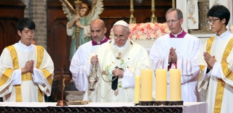 El Papa Francisco ofreció ayer una misa de despedida en la catedral de Seúl en su último día de visita a Corea/ Efe