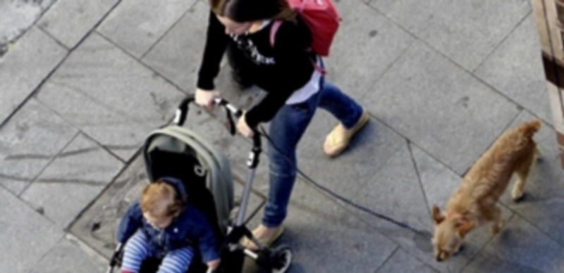 Una mujer lleva a su niño a la guardería