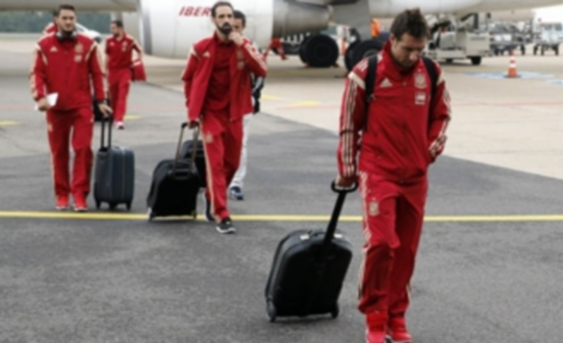 Varios jugadores de la Seleccion Española a su llegada al aeropuerto de Luxemburgo. / Efe