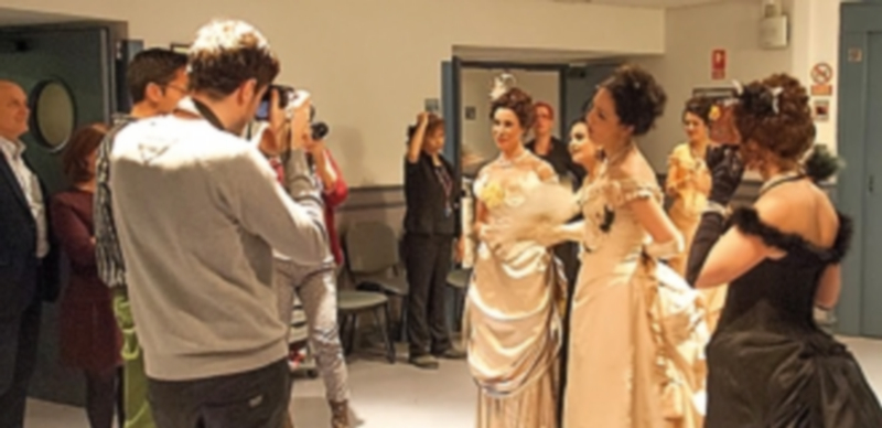 Los estudiantes de IE University durante una de las grabaciones en el Teatro Real. / MIGUEL ÁNGEL GABALDÓN