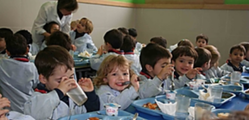 Medio millón de niños se quedarán sin beca de comedor este verano 1 Educo pone en marcha un programa para repartir 120.000 comidas completar para niños a través de 70 entidades. / Efe