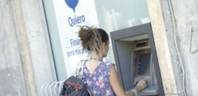 La polémica surgió después del anuncio de algunas cajas de cobrar dos euros por sacar dinero los no clientes. / E.P.