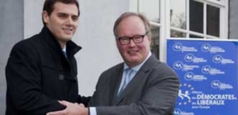 Albert Rivera (izq) recibió el apoyo de los liberales europeos en Bruselas de cara a las elecciones generales del domingo. / Efe