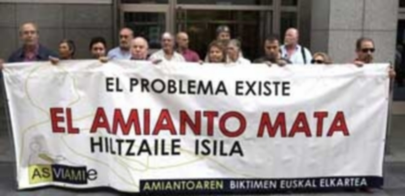 Un grupo de afectados por el amianto se manifiesta en País Vasco. / Efe