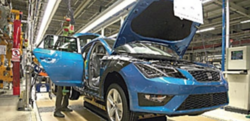 Un operario trabajando en la planta de montaje de vehículos de Seat