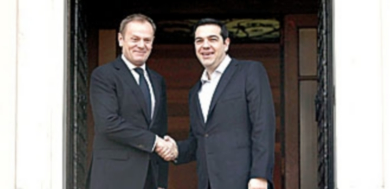 Alexis Tsipras (dcha) da la bienvenida a Donald Tusk en su visita a Grecia. / EFE