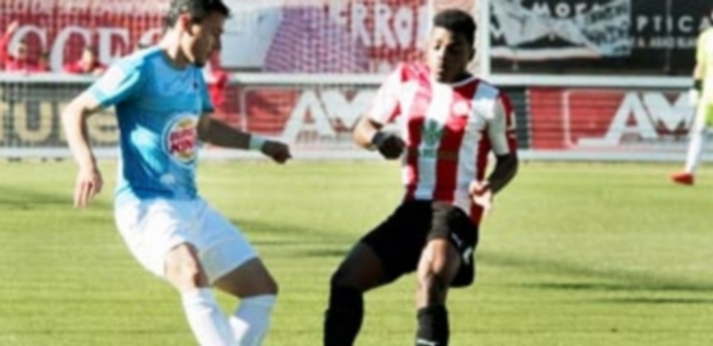 La Segoviana sigue descontando jornadas para ser campeón 1 Víctor Pérez intenta pasar el balón ante la presión de Mario Sopale. / CARLOS TOYOS-LA OPINIÓN DE ZAMORA-la opinión de Zamora