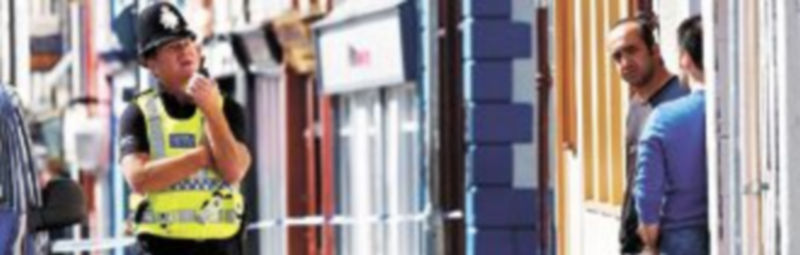 Un policía camina por una calle de Whitehaven