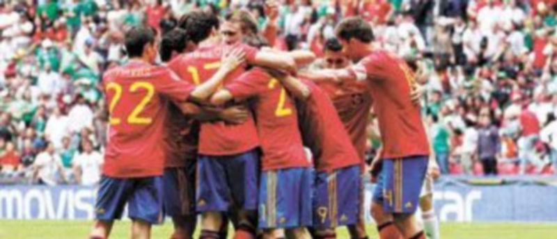 Los jugadores de la selección española celebran su única diana del partido. / Reuters