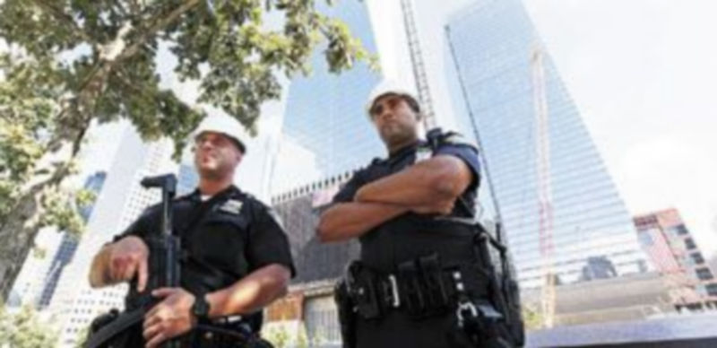 Dos policías vigilan el acceso a las obras que se llevan a cabo en el World Trade Center de Nueva York