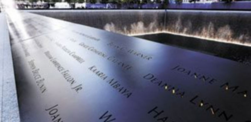 Detalle de los nombres de las víctimas de los atentados inscritos en bronce en una placa conmemorativa en el parque World Trade Center de Nueva York
