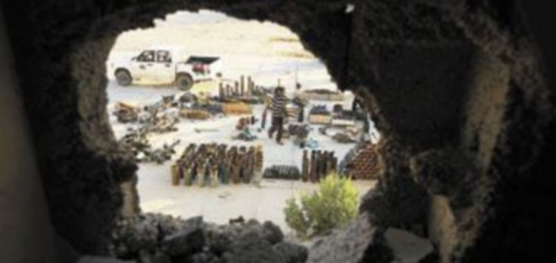 Un hombre vigila un importante arsenal militar de las fuerzas leales al coronel Gadafi. / Zohra Bensemra (Reuters)
