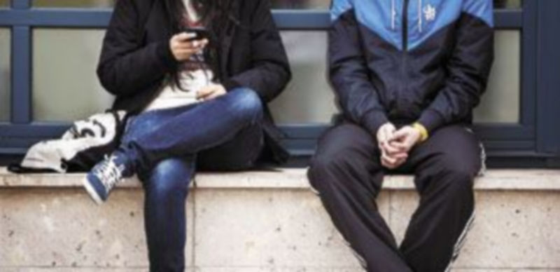 El colectivo de jóvenes se enfrenta a un borroso futuro si descarta la educación por un lado y