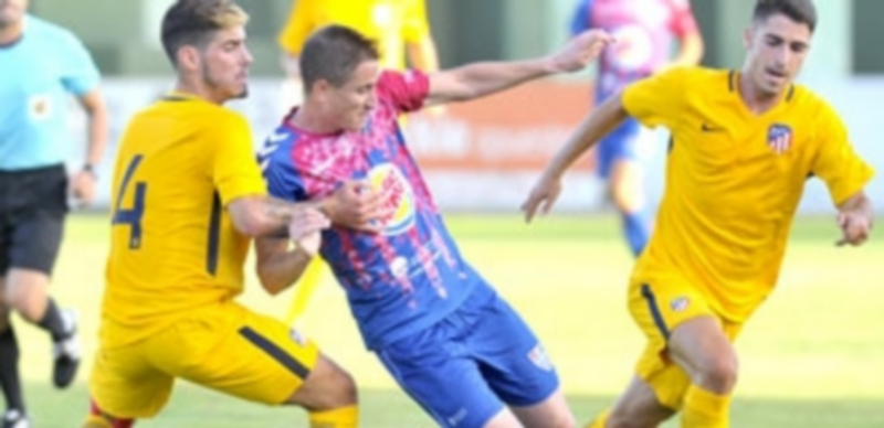 Otro test para puntuar en positivo 1 El jugador de la Gimnástica Segoviana disputa un balón ante dos rivales del Atlético de Madrid B. / NEREA LLORENTE
