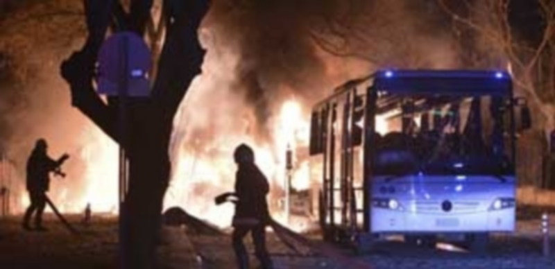 Varios miembros de un equipo de bomberos intentan apagar el incendio producido tras la explosión. / EFE