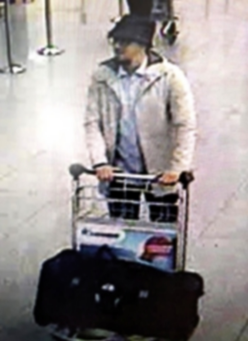 Las cámaras de seguridad del aeropuerto de Bruselas captaron a “el hombre del sombrero” antes de los ataques. / Efe