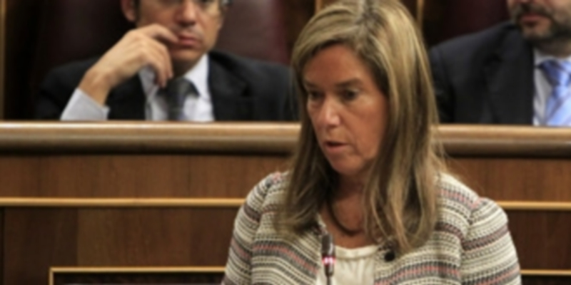 Jordi Pujol Ferrusola intenta evitar a los medios a la salida de los juzgados. / Efe