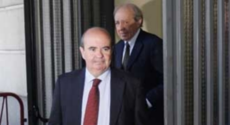El exvicepresidente andaluz Gaspar Zarrías sale de los juzgados. / Efe