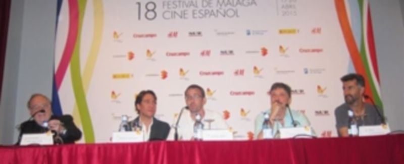 Algunos de los actores que componen el reparto de ‘La Deuda’ comparecen junto al director de la cinta en la rueda de prensa de ayer en Málaga. / Europa Press