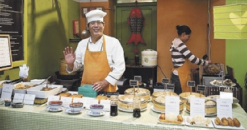 Las tiendas de alimentación y los restaurantes de comida china son los principales comercios que han explotado. / E.P.