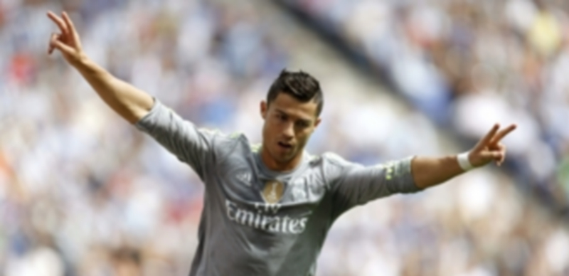 Cristiano rompe la sequía con todo un homenaje 1 Cristiano Ronaldo aparcó su mala suerte de cara a gol y firmó una tarde sobresaliente en el campo del Espanyol. / EFE