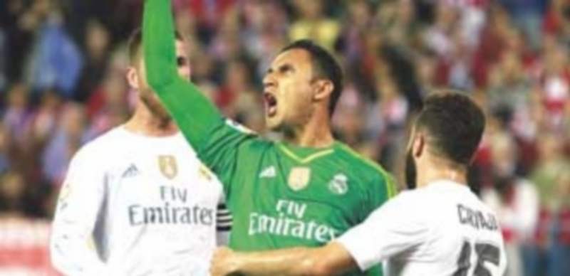 Tablas en un derbi errático 1 Navas detuvo un penalti a Griezmann en la primera parte y evitó la victoria rojiblanca con una parada a Jackson al final. / EFE