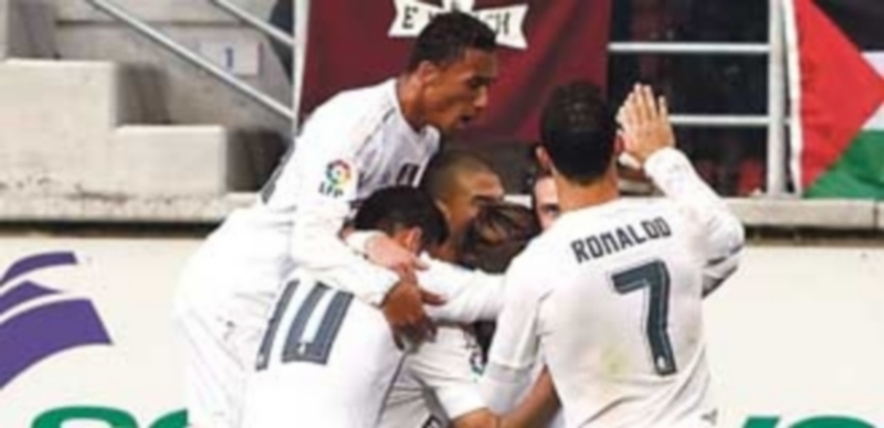 El Madrid no tira la toalla 1 Los jugadores del Real Madrid abrazan a Gareth Bale tras marcar ayer el primer gol ante el Eibar en Ipurua. / EFE