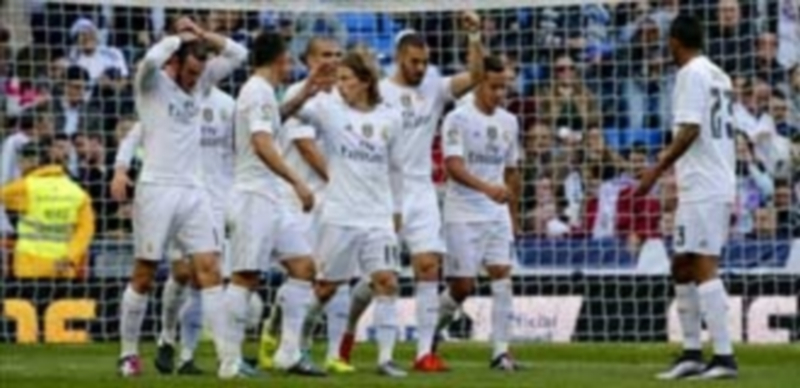 Goleada contra la polémica 1 El delantero francés Karim Benzema (3d) celebra su segundo tanto ante el Getafe después de unas semanas señalado por causas judiciales en el ‘caso Valbuena’. / EFE