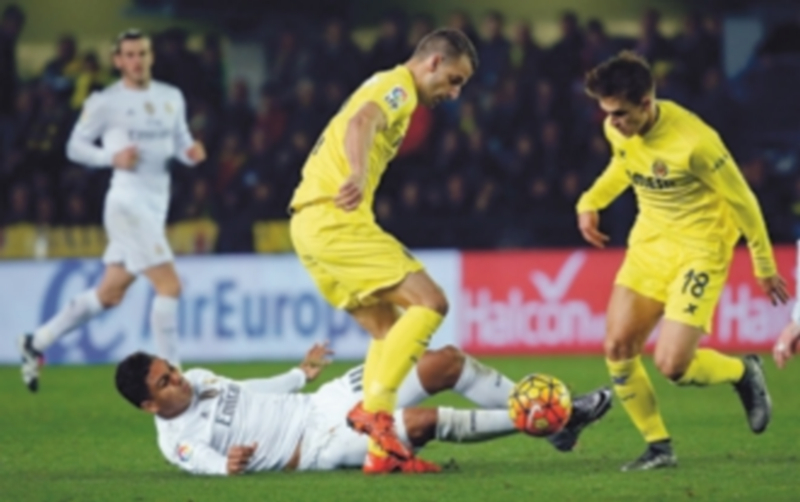 Casemiro cae en la lucha por el balón contra Roberto Soldado (centro)